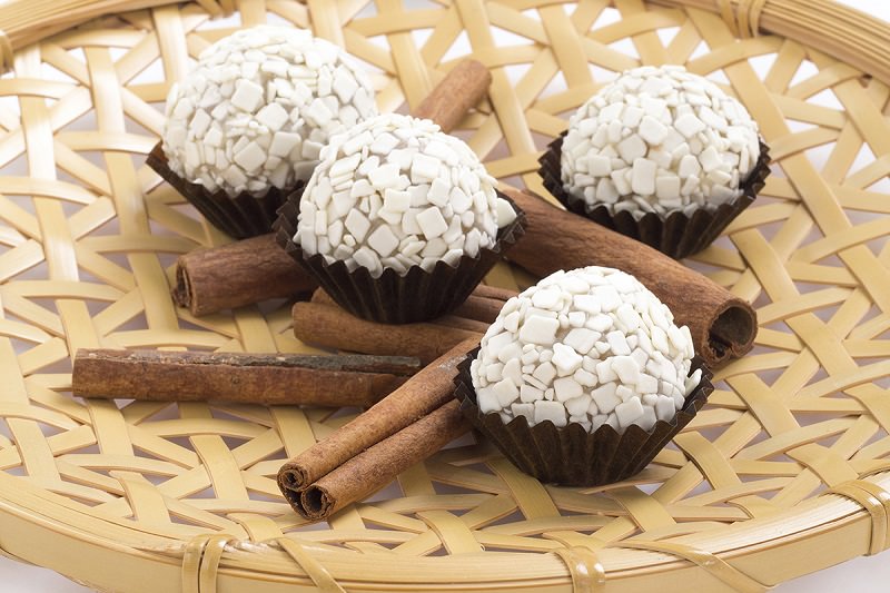 brigadeiros-gourmets-para-mesa-de-doces-casamento-brigadeiro-banana-e-canela