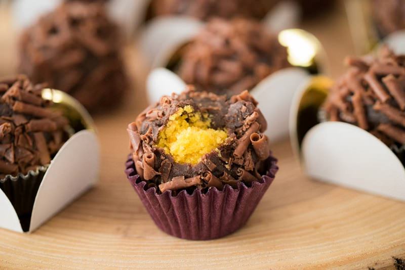 brigadeiros-gourmets-para-mesa-de-doces-casamento-brigadeiro-bolo-de-cenoura