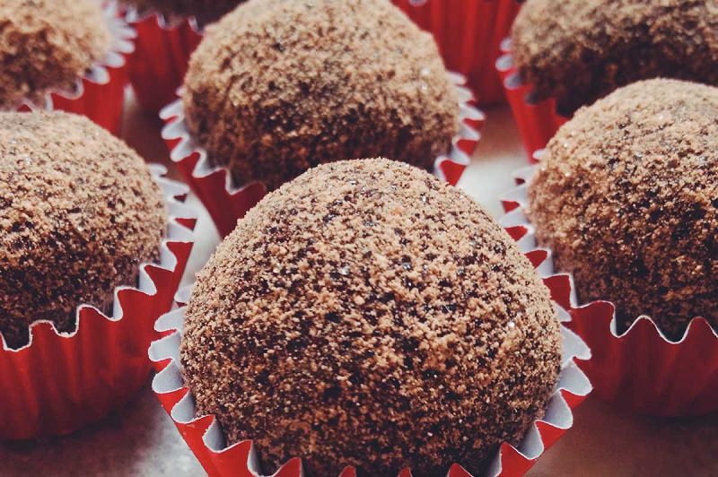 brigadeiros-gourmets-para-mesa-de-doces-casamento-brigadeiro-cappuccino-canela