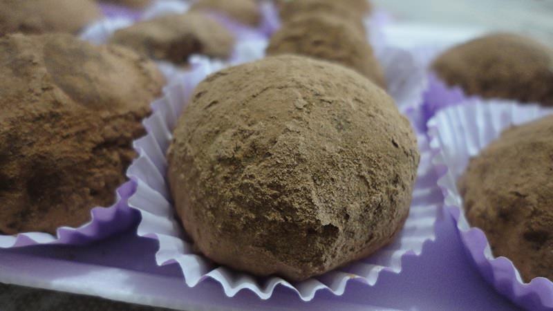 brigadeiros-gourmets-para-mesa-de-doces-casamento-brigadeiro-cerveja-preta