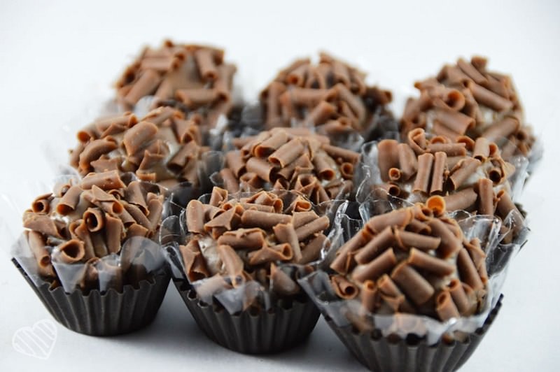 brigadeiros-gourmets-para-mesa-de-doces-casamento-brigadeiro-chocolate-ao-leite