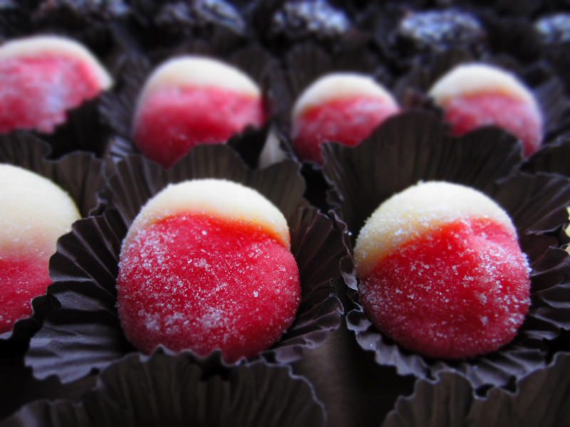 brigadeiros-gourmets-para-mesa-de-doces-casamento-brigadeiro-chocolate-branco-bicho-de-pe