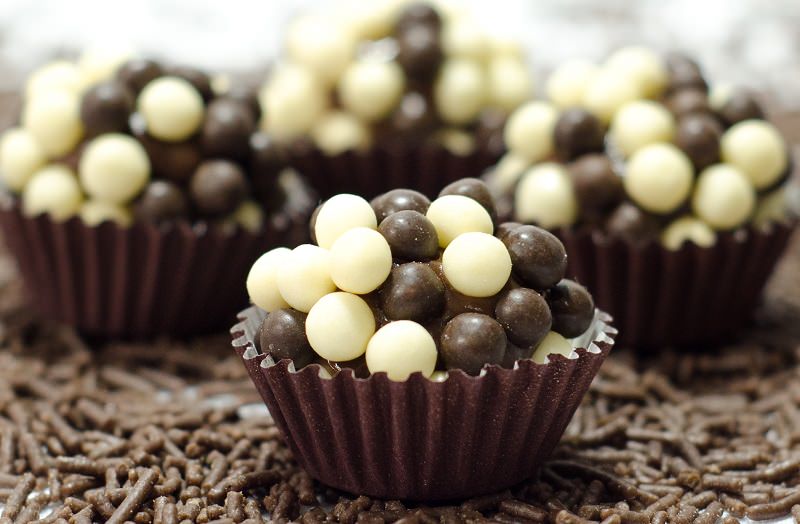 brigadeiros-gourmets-para-mesa-de-doces-casamento-brigadeiro-chocolate-chocobol