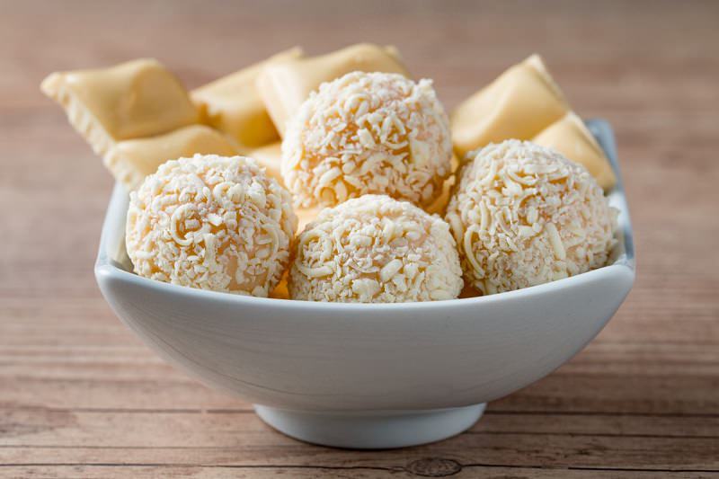 brigadeiros-gourmets-para-mesa-de-doces-casamento-brigadeiro-de-chocolate-branco