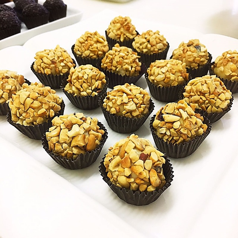 brigadeiros-gourmets-para-mesa-de-doces-casamento-brigadeiro-de-laranja-com-berries-e-castanha-de-caju