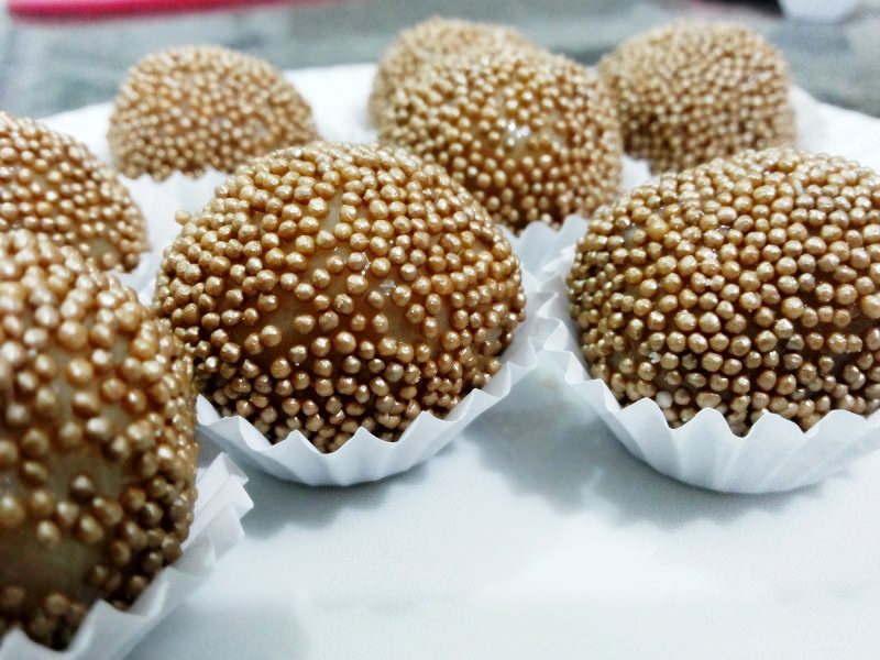 brigadeiros-gourmets-para-mesa-de-doces-casamento-brigadeiro-farinha-lactea