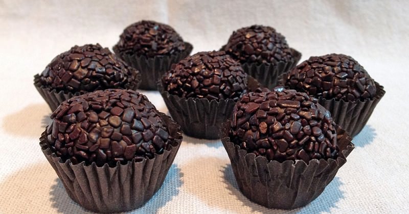 brigadeiros-gourmets-para-mesa-de-doces-casamento-brigadeiro-gourmet-meio-amargo