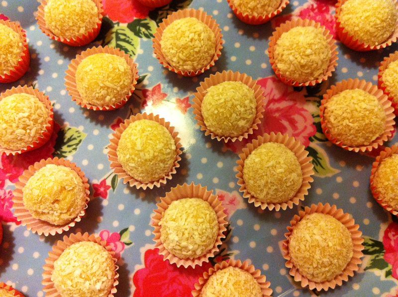 brigadeiros-gourmets-para-mesa-de-doces-casamento-brigadeiro-milho-verde