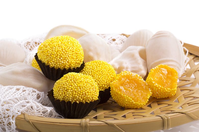 brigadeiros-gourmets-para-mesa-de-doces-casamento-brigadeiro-ovos-moles