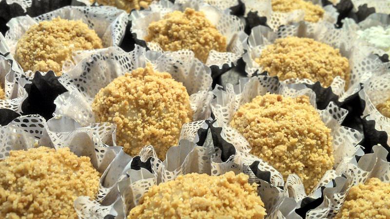 brigadeiros-gourmets-para-mesa-de-doces-casamento-brigadeiro-pacoca