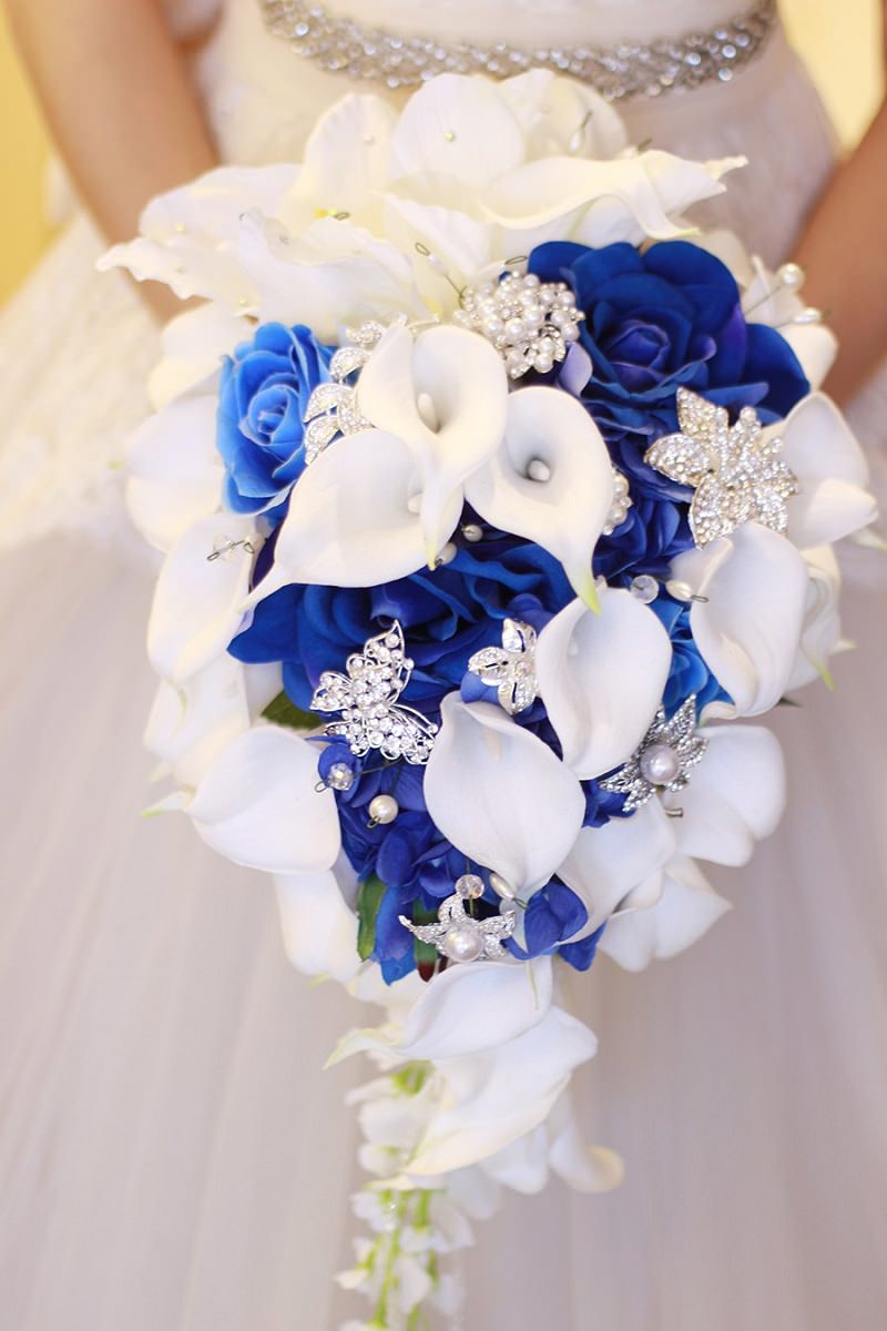 q1-tradicao-de-casamento-itens-azuis-para-atrair-boas-energias-buque-azul-e-branco