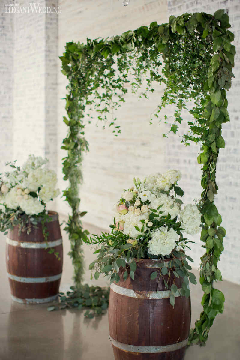 10-detalhe-de-decoracao-de-casamento-verde-e-branco-com-flores-folhas-e-barris