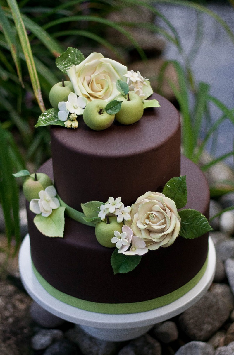 21-bolo-de-chocolate-com-detalhes-de-flores-e-folhas