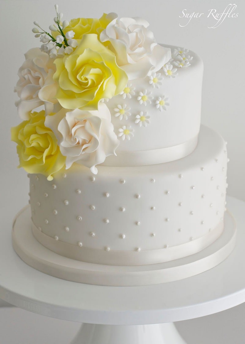 2-bolo-de-casamento-branco-com-detalhe-amarelo