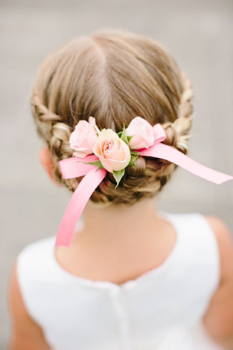 2-penteado-de-dama-de-honra-com-laco-e-flores