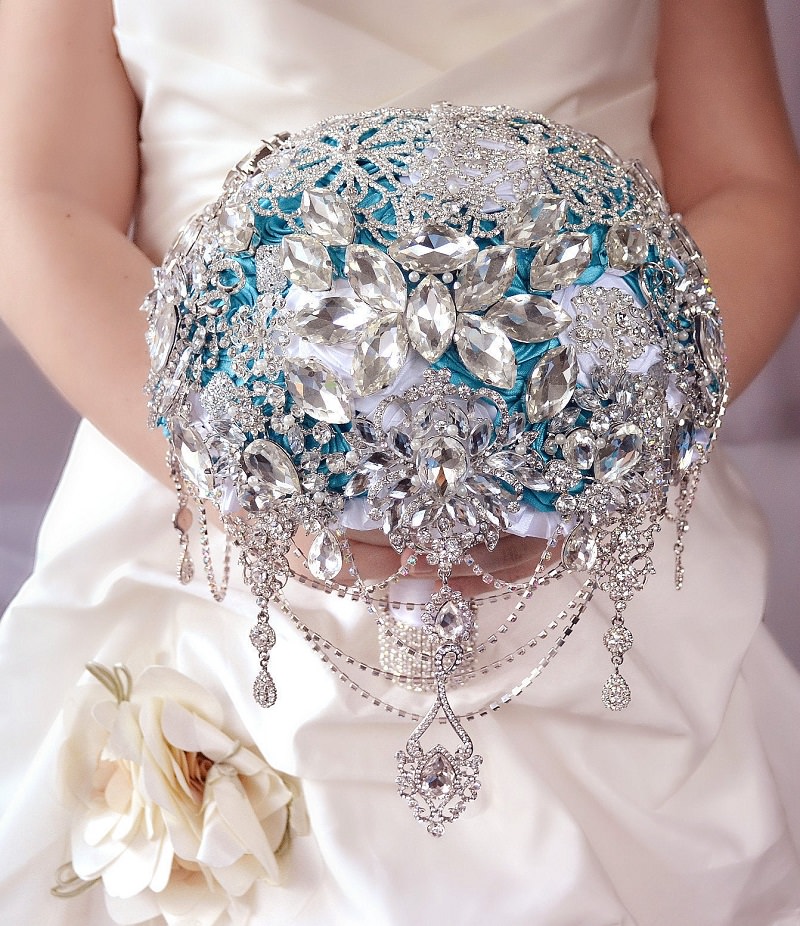 buque-de-casamento-de-cristal-com-detalhe-azul-4