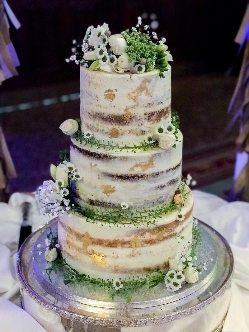 14-bolo-de-casamento-rustico-com-detalhes-em-dourado-e-verde-naked-cake