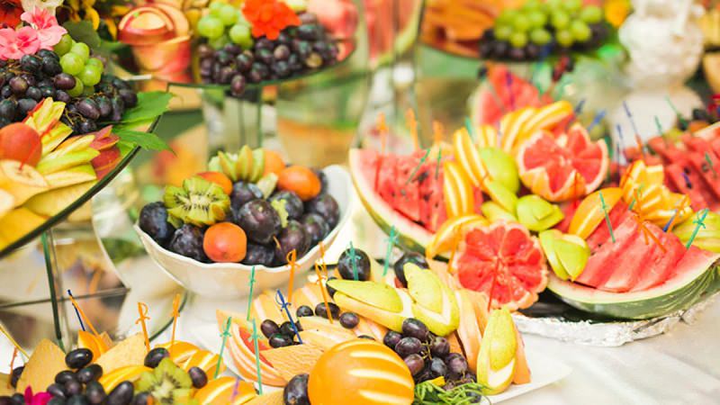 mesa-de-frutas-opcao-para-casamento-matinal-acompanha-buffet-de-tapiocas