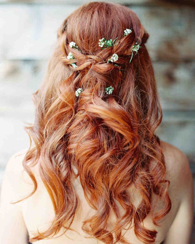 10-penteado-de-casamento-para-ruivas-com-flores-naturais