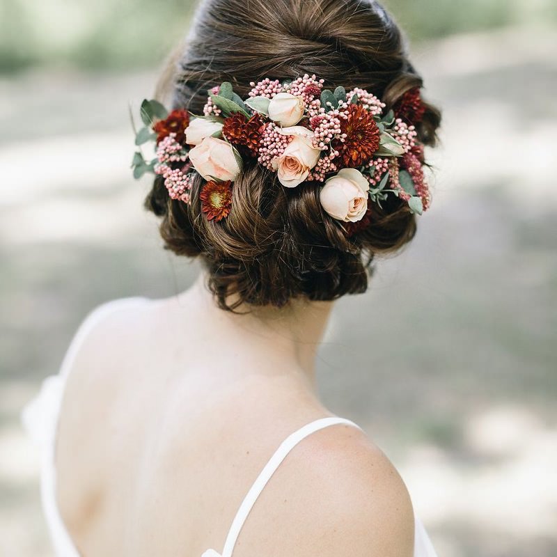 11-penteado-de-casamento-com-flores-naturais-cabelo-preso