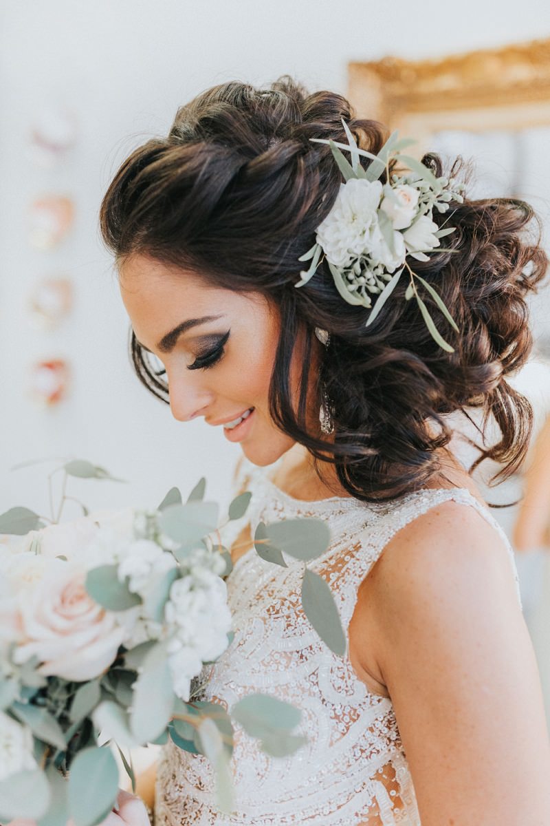 13 ideias de penteado de casamento com flores naturais para você se  inspirar - eNoivado