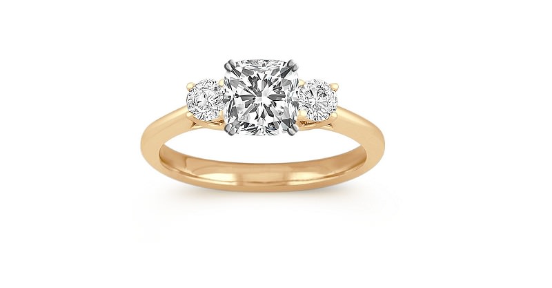 15-anel-de-ouro-amarelo-com-tres-diamantes-dois-brilhantes-e-um-princess