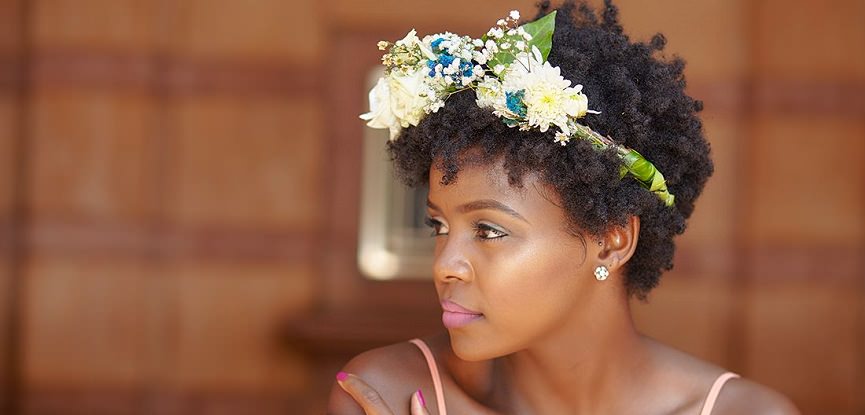 13 ideias de penteado de casamento com flores naturais para você se  inspirar - eNoivado