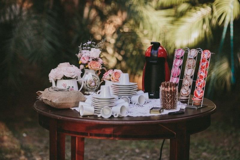 mesa-de-cafe-pequena-com-decoracao-casamento