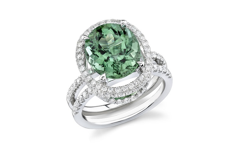 10-anel-de-noivado-grande-com-pedra-central-turmalina-verde-e-diamantes-ao-redor-e-nas-laterais