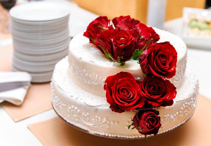 bolo-de-casamento-pequeno-decorado-com-rosas-vermelhas
