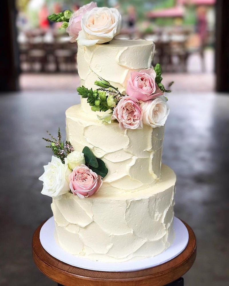 15-bolo-de-casmento-de-tres-andares-decorado-com-rosas-brancas-e-rosadas