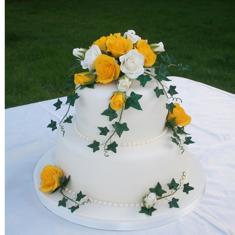 16-bolo-de-casamento-com-detalhes-de-flores-amarelas-e-brancas