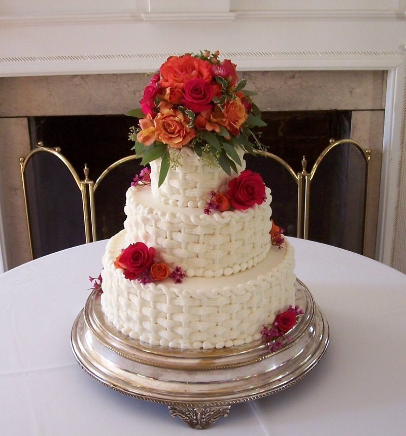 20-bolo-de-casamento-decorado-com-flores-vermelhas