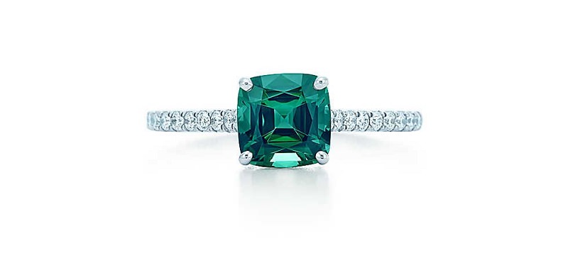 8-anel-de-ouro-branco-diamantes-e-turmalina-verde-centralizada