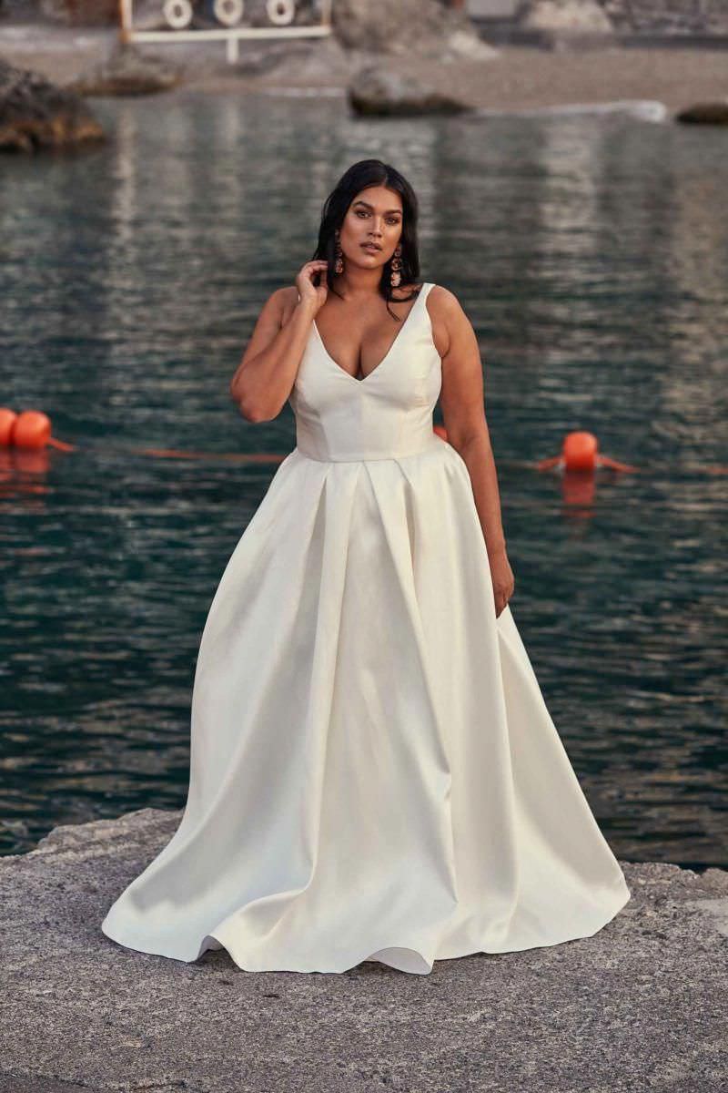 8-casamento-no-lago-noiva-minimalista-vestido-de-noiva-plus-size