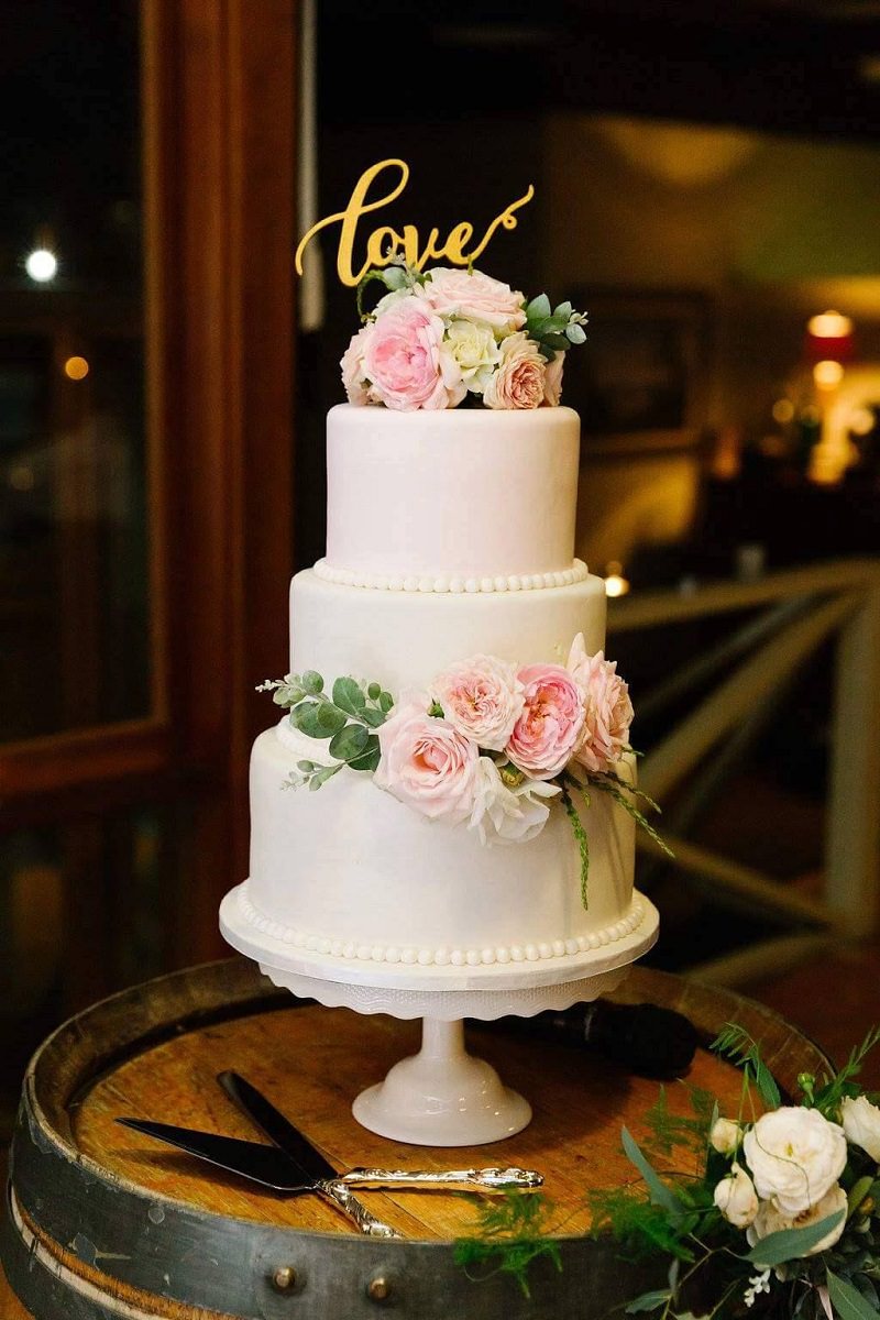 9-bolo-de-casamento-com-decoracao-de-rosas-delicadas