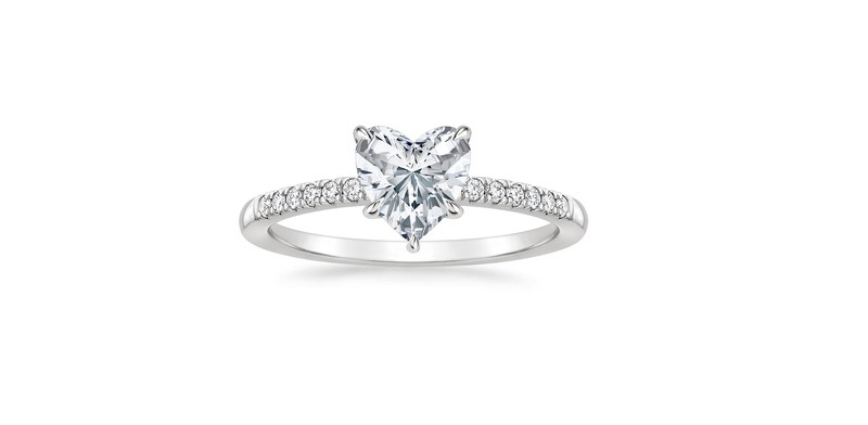 14-anel-de-noivado-com-diamantes-e-diamante-central-em-formato-de-coracao