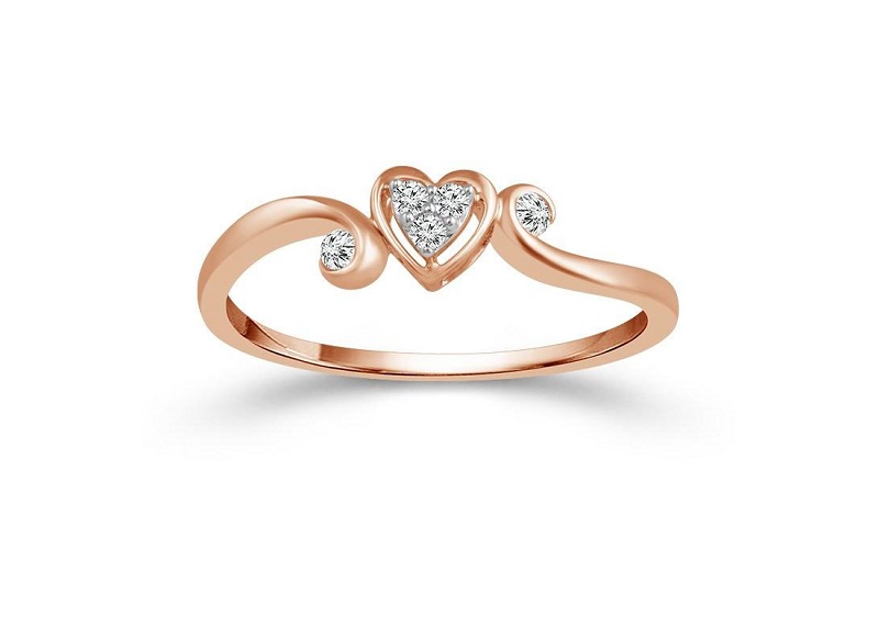 7-anel-de-noivado-rose-com-diamante-coracao-central-e-dois-brilhantes-na-lateral