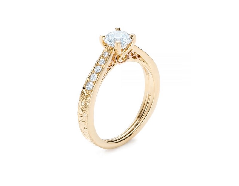 8-ouro-amarelo-diamantes-arabescos-nas-laterais-anel-de-noivado