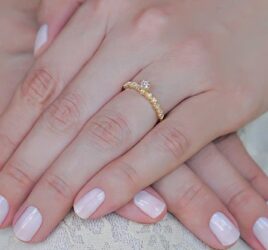 capa-anel-de-noivado-de-ouro-amarelo-com-coracao-para-pedido-de-casamento-romantico