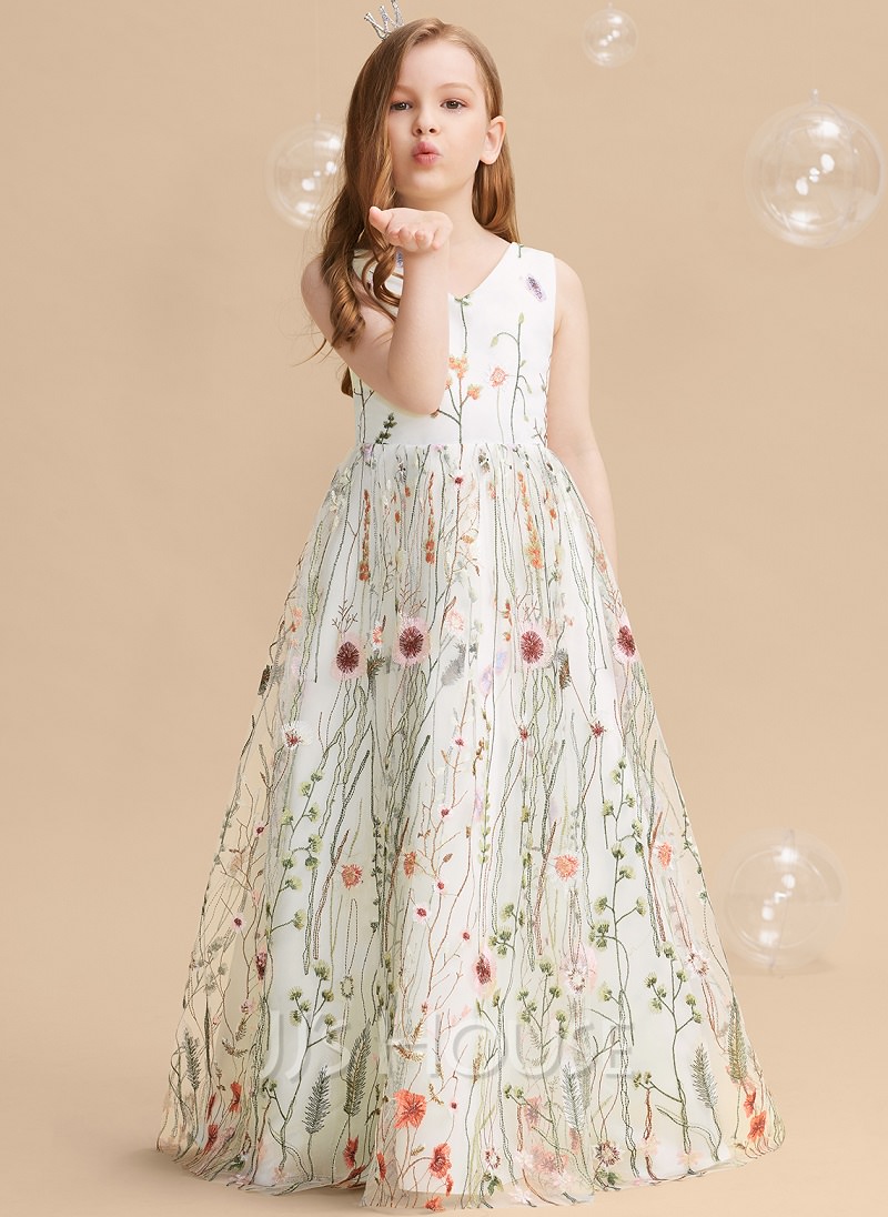 2-vestido-de-dama-de-honra-florido-com-flores-coloridas-e-fundo-branco