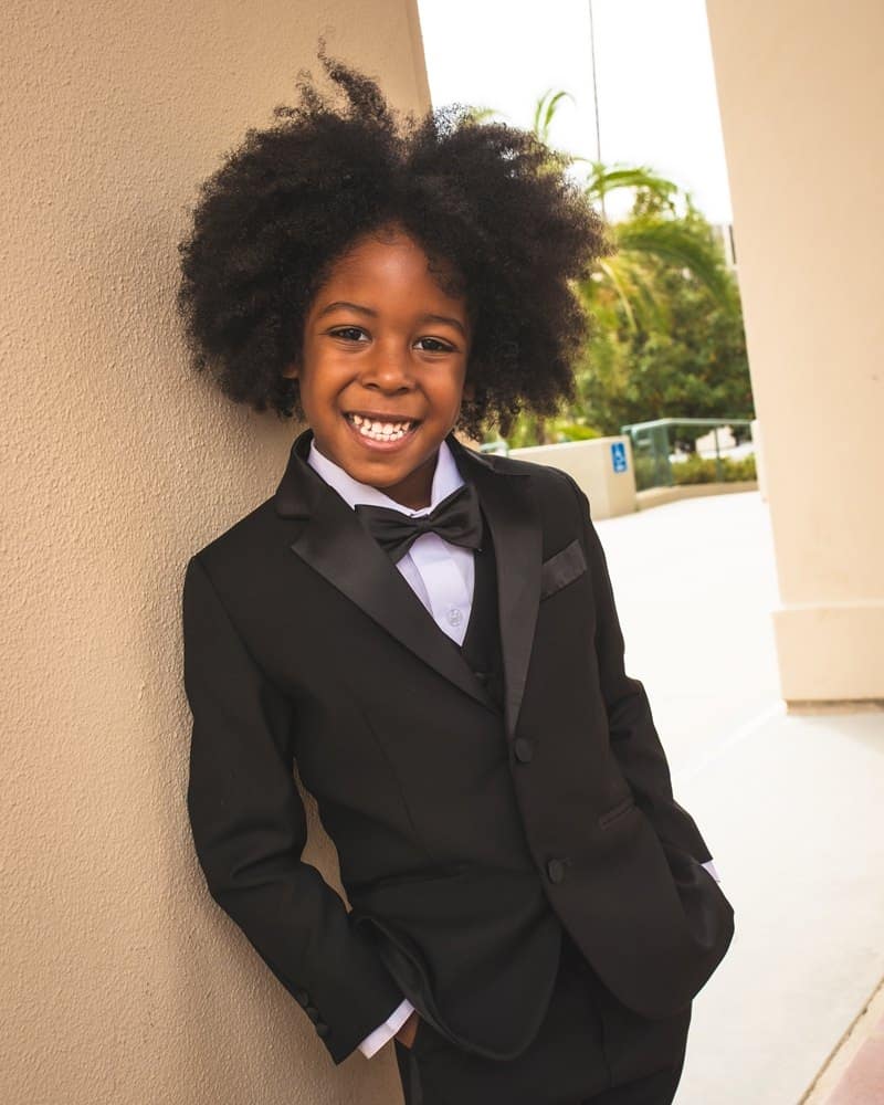 15-roupa-de-pajem-tradicional-terno-preto-camisa-branca-gravata-borboleta-preta