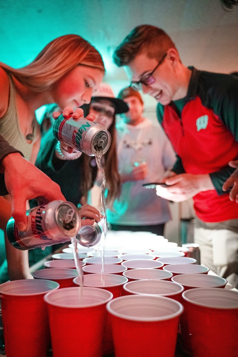 brincadeiras-de-cha-bar-beer-pong
