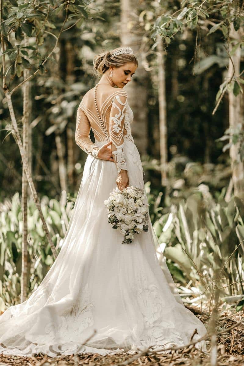 1-foto-de-noiva-referencia-com-buque-mostrando-vestido-cenario-natural