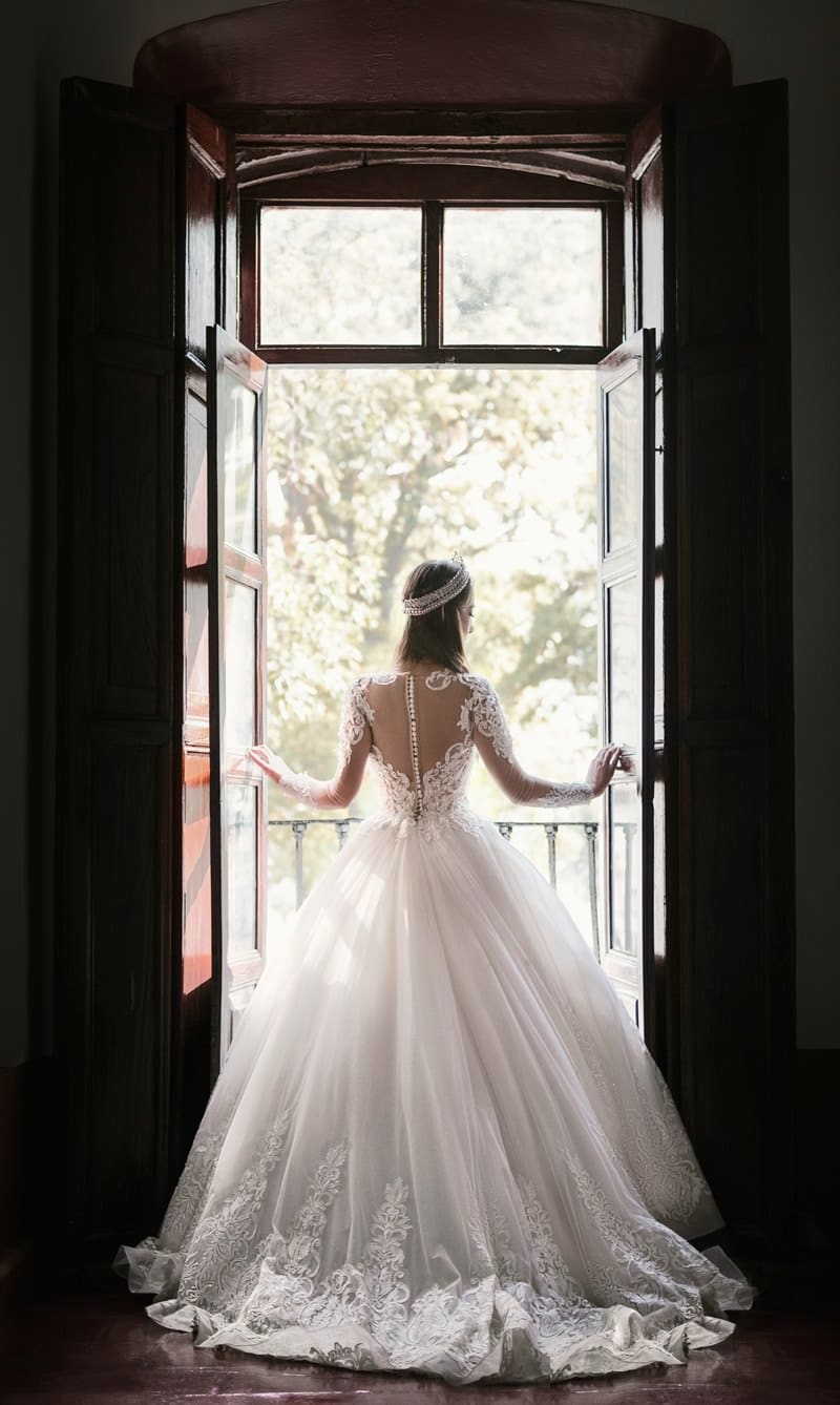 3-vestido-de-noiva-noiva-na-janela-de-costas-destaque
