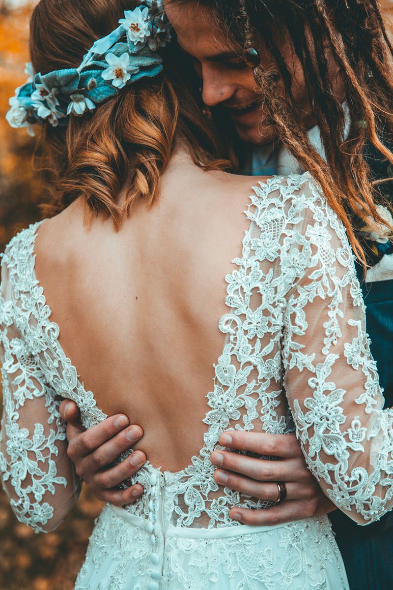 8-casal-se-abracando-no-casamento-referencia-foto-espontanea