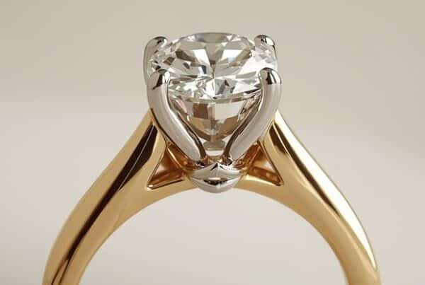 anel-de-noivado-bicolor-aro-em-ouro-amarelo-e-garras-em-ouro-branco-ia-capa