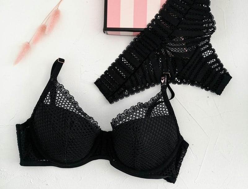 brincadeira-de-cha-de-lingerie-vestir-lingerie-de-olhos-vendados