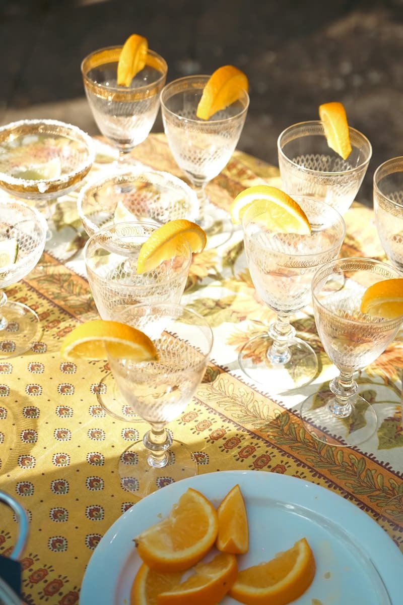 castigos-despedida-de-solteira-noiva-pagando-mico-drinks-para-brindar