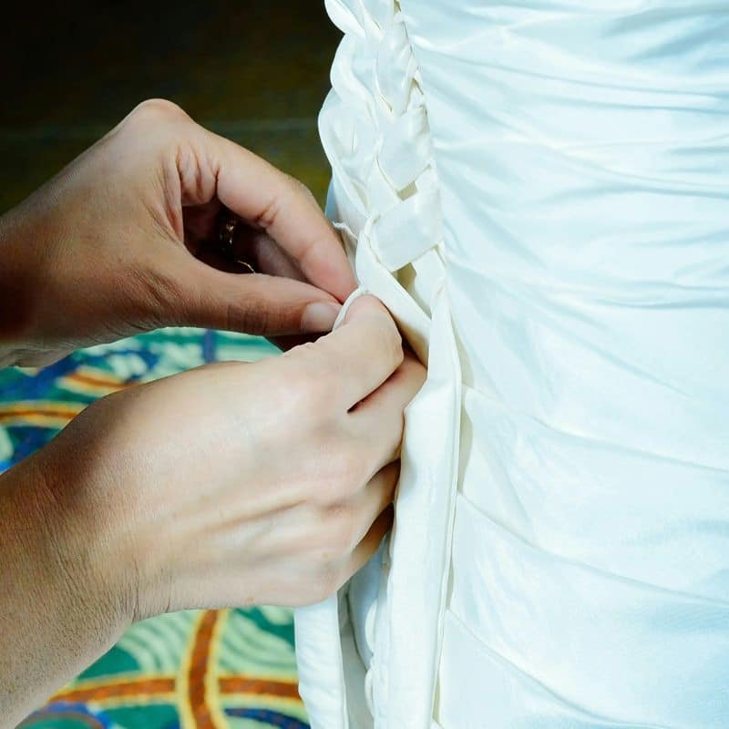 detalhe-de-ajuste-vestido-de-noiva
